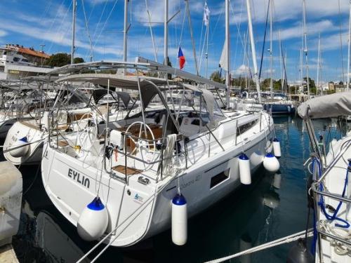 Sailing yacht Oceanis 40 for hire in Zadar