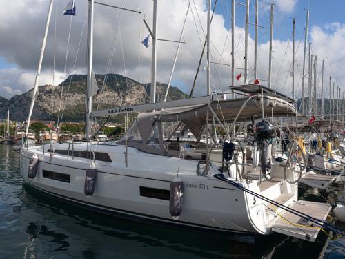 Sailing yacht Oceanis 40 for hire in Goecek