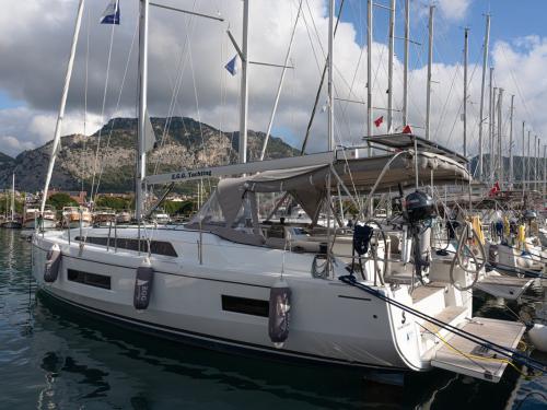 Sailboat Oceanis 40 for rent in Goecek