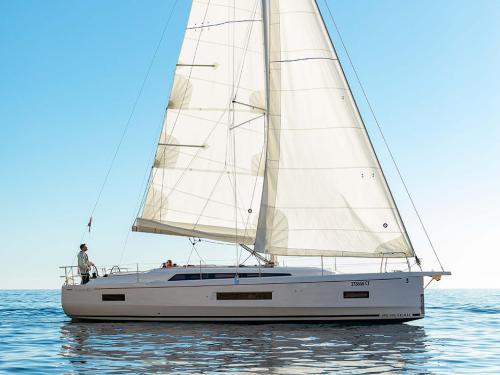 Sailing yacht Oceanis 40 for charter in Komolac