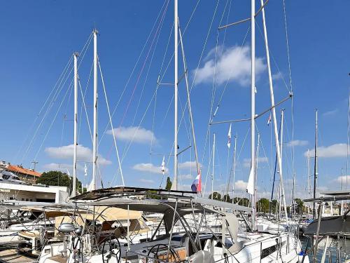 Sailboat Oceanis 40 for rent in Zadar