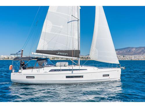 Yacht Oceanis 40 for hire in Lefkas