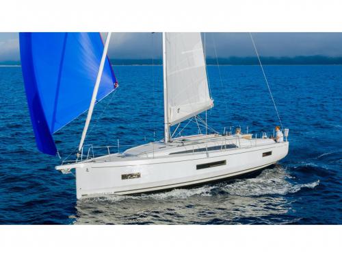 Yacht Oceanis 40 for rent in Lefkas