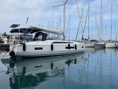 Yacht Oceanis 40 for rent in Lefkas Marina