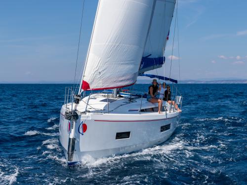Sailing yacht Oceanis 40 available for charter in Le Marin