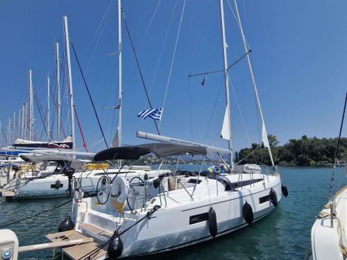 Sailing yacht Oceanis 40 for hire in Gouvia Marina