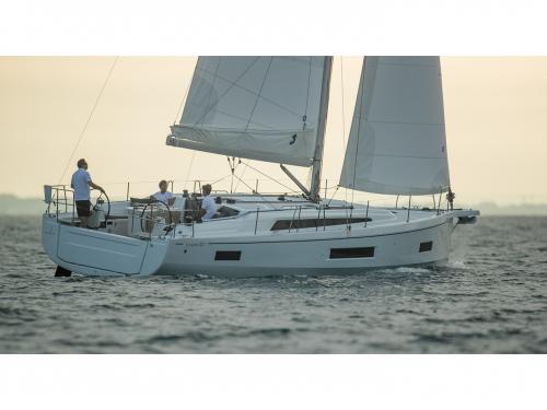 Sailboat Oceanis 40 for hire in Marina di San Vincenzo