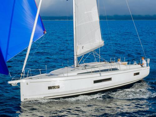 Sailing yacht Oceanis 40 for hire in Portisco