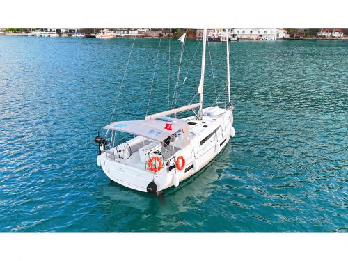 Sailboat Oceanis 40 for hire in Fethiye