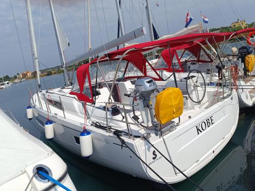 Yacht Oceanis 40 for rent in Pomer