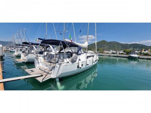 Sailing boat Oceanis 40 for rent in Portisco