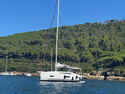 Sailing yacht Oceanis 40 for rent in San Vincenzo
