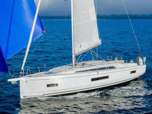Sailing boat Oceanis 40 for charter in Marina Frapa