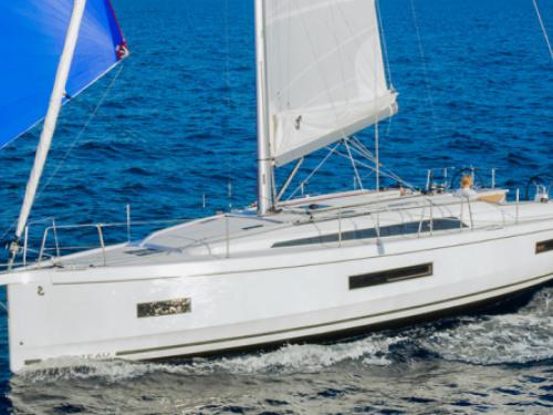 Yacht Oceanis 40 for rent in Port Toulon