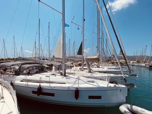 Sailboat Oceanis 40 for rent in Lefkas