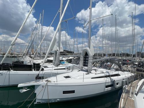 Sailing boat Oceanis 40 for hire in Athens