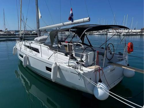 Sailboat Oceanis 40 for hire in Sibenik