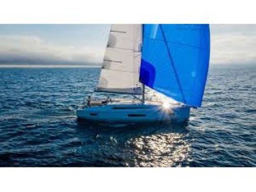 Yacht Oceanis 40 for hire in Nikiana