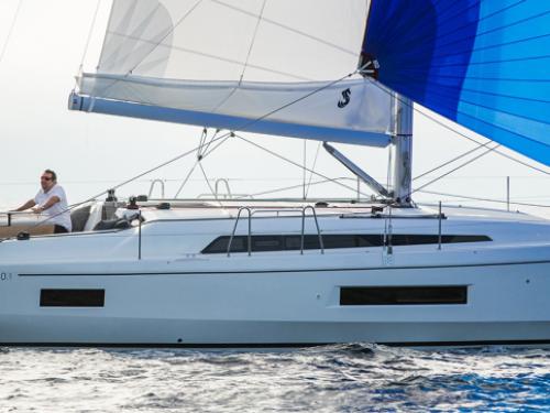 Sailboat Oceanis 40 for rent in Marina Fort Louis