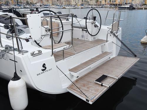 Sailing yacht Oceanis 40 for rent in Clifton