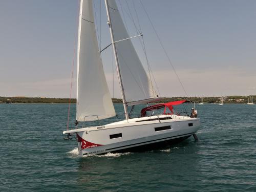 Yacht Oceanis 40 Yachtcharter in ACI Marina Pomer