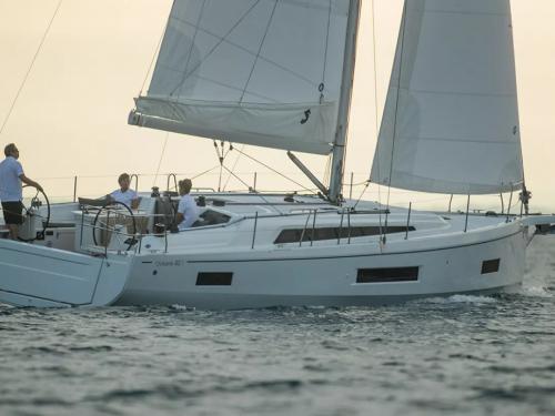 Yacht Oceanis 40 for hire in Parikia