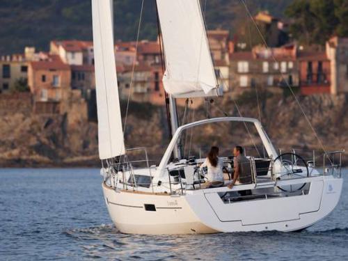 Yacht Oceanis 41 for rent in Hyeres Harbour