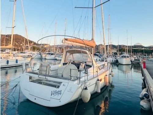 Sailing boat Oceanis 41 for rent in Bocca di Magra