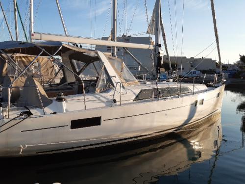 Yacht Oceanis 41.1 for hire in Toulon