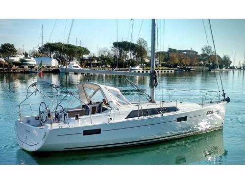 Yacht Oceanis 411 for charter in Bocca di Magra