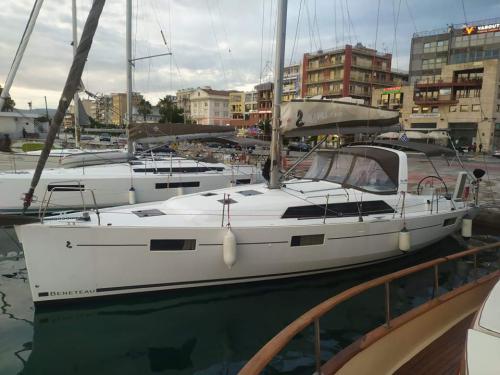 Sailing yacht Oceanis 411 available for charter in Volos