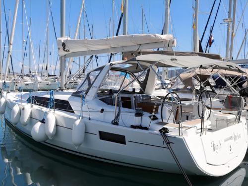 Sailing yacht Oceanis 411 for charter in Kastela