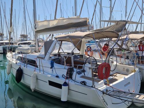 Segelboot Oceanis 411 chartern in Nikiana Marina