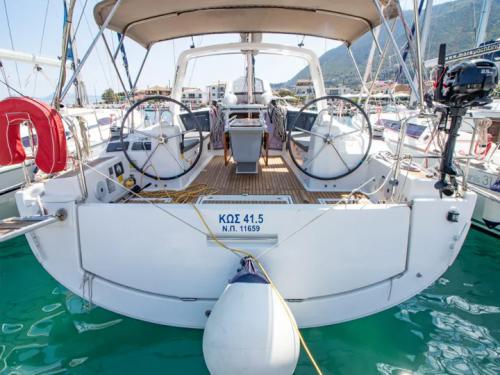Sailboat Oceanis 411 for hire in Nikiana