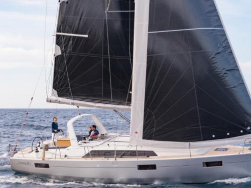 Sailing boat Oceanis 411 for hire in Lefkas Marina