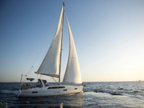 Yacht Oceanis 411 available for charter in Alimos Marina Kalamaki