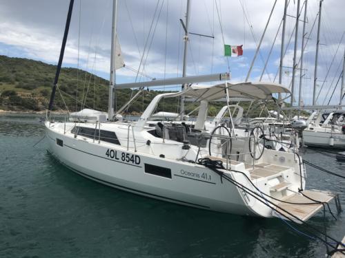 Sailing yacht Oceanis 411 for hire in Marina di Portorosa