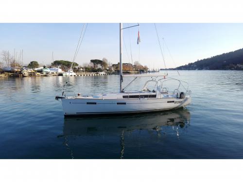 Sailing yacht Oceanis 411 available for charter in Port Bocca di Magra
