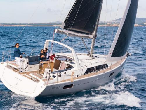 Sailing boat Oceanis 411 available for charter in Marina di Scarlino