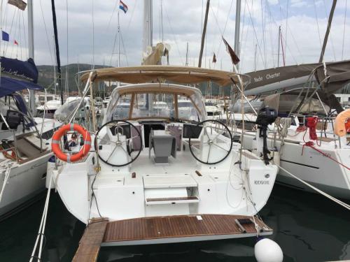 Yacht Oceanis 411 for rent in Komolac
