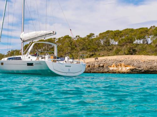 Sailboat Oceanis 411 available for charter in Grimaud