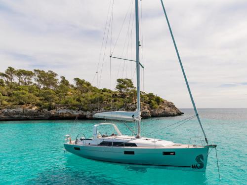 Sailboat Oceanis 411 available for charter in Grimaud