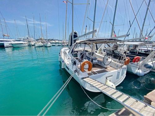 Yacht Oceanis 411 for hire in Gouvia