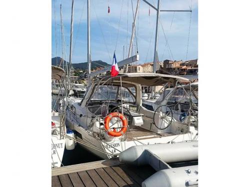 Sailing yacht Oceanis 411 for rent in Gouvia