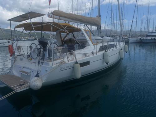 Sailboat Oceanis 411 for rent in Lefkas Marina