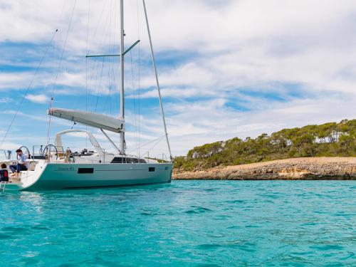 Sailing boat Oceanis 411 for charter in Lavrio