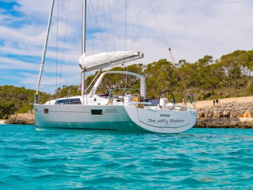 Sailboat Oceanis 411 for charter in Athens