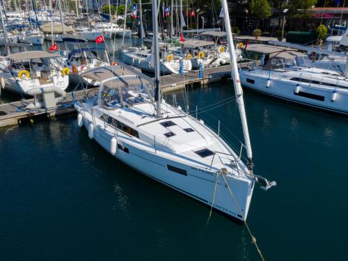 Sailing boat Oceanis 411 available for charter in Fethiye