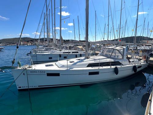 Sailing boat Oceanis 411 for rent in Rogoznica