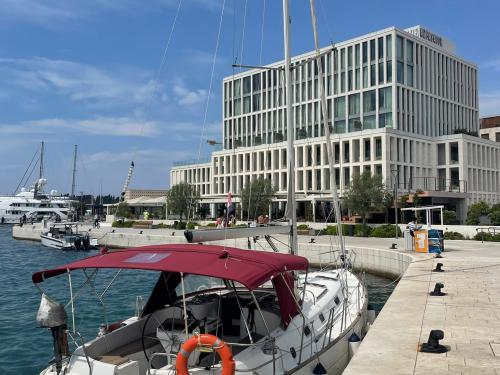 Segelyacht Oceanis 411 Celebration Yachtcharter in Omis Marina